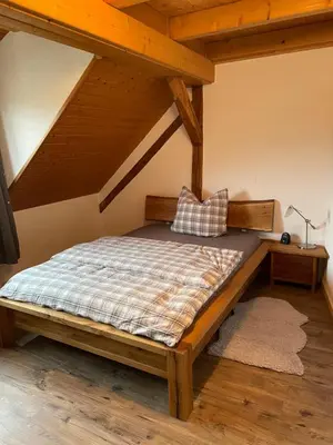 Ein Bett oder Betten in einem Zimmer der Unterkunft Sonniges Ferienapartment am Alten Binauer Schloss